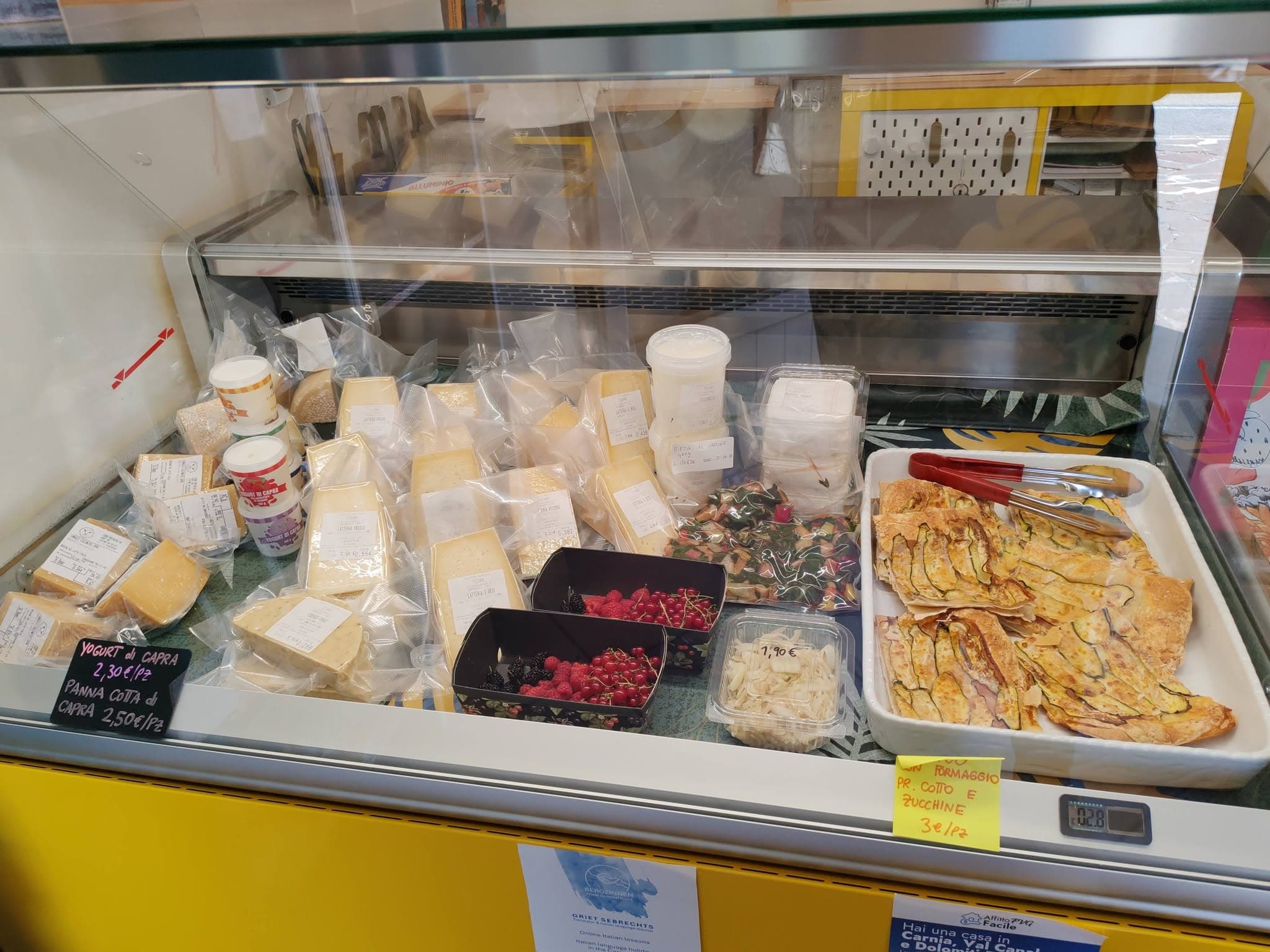 Bancone del punto vendita con prodotti freschi e trasformati